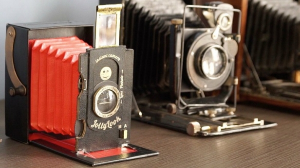 Jollylook est un appareil photo instantané au look rétro, pliable et écologique: fabriqué sans électronique, avec du papier, du carton, une paire de lentilles et une cartouche pour les mini-photos instantané ! Il sera disponible à partir de juin 2017