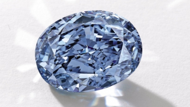 Un record: le De Beers Millennium Jewel 4 est un diamant bleu de 10,10 carats dont le prix est estimé entre 30 et 35 millions de dollars !