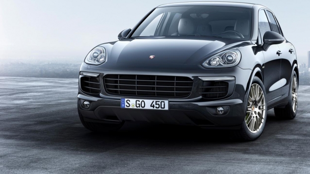 Porsche présente le Cayenne Platinum Edition, une série grand luxe qui se distingue par des phares bi-xénon avec éclairage adaptatif, navigation en ligne et système audio haut de gamme BOSE. A 77 090€ en Diesel (V6 de 262 ch) et 92 960€ en S E-hybrid