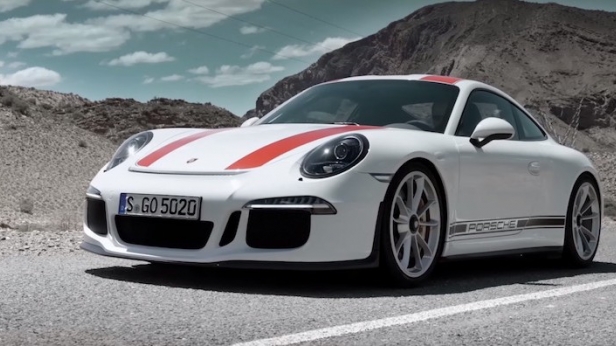 La nouvelle Porsche 911 R bombe le torse avec un six-cylindres Boxer 4.0 atmosphérique de 500 ch ! Limitée à 991 exemplaires seulement, cette Porshe est déjà en rupture de stock