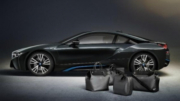 Pour être classe jusqu'au bout, Louis Vuitton a crée une collection de sacs adaptés à la BMW18 - Tout en fibre de carbone, pour être légers et solides comme leur modèle ! La voiture est à partir de 126.000 €, mais le prix des sacs n'est pas connu !