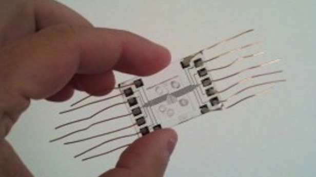 Dessaler l'eau de mer avec une puce électronique est désormais possible ! La société Okeanos utilise une micropuce générant un champ électrique qui sépare le sel et l'eau.