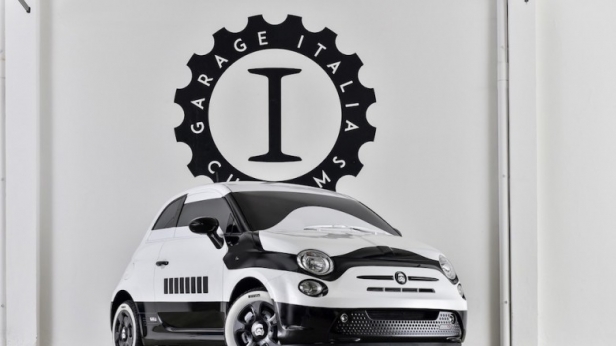 Fiat 500 rend hommage à la saga Star Wars avec la Stormtrooper: elle reprend les couleurs des armures des soldats de l’Empire galactique, avec un intérieur tapissé de cuir, d’Alcantara bitonet et de laqué