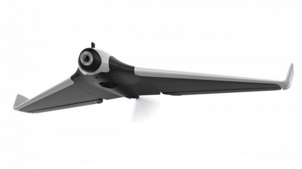 Parrot innove avec le Disco, une aile volante ultralégère: Ergonomique, simple à piloter et bourré de capteurs, il est capable d’atteindre une vitesse de pointe de 80 km/h et revendique une autonomie de 45 mn ! Sortie prévue courant 2016