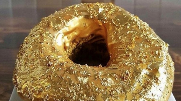 C'est LE donut du moment, incontournable à New York: rempli de mousse et décoré de glaçage champagne, il est recouvert de feuilles en or 24 carats ! A 100$ pièce, les locaux se bousculent pour le goûter