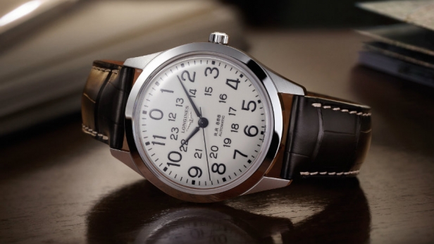 Longines met au goût du jour sa célèbre RailRoad de 1960, et revient en 2016 avec la RailRoad R.R. 888 ! Toujours aussi sobre et efficace, elle est proposée à 1580 euros
