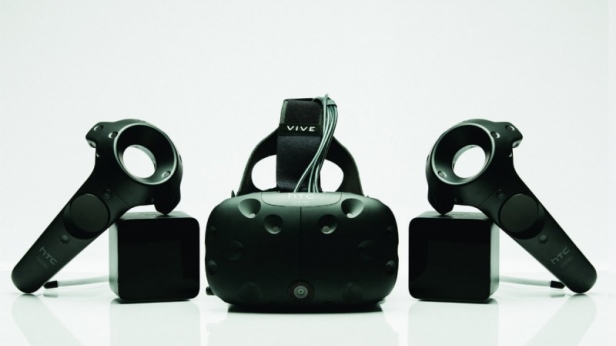 HTC présente le Vive Pre, la dernière génération de casque de réalité virtuelle, mais équipé aussi d'une caméra frontale pour garder un œil sur l’environnement réel !