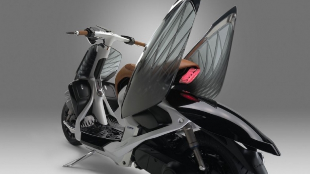 Yamaha lève le voile sur son prototype 04GEN, avec pour ambition de matérialiser le futur du scooter ! Un prototype de deux-roues futuriste au dynamisme raffiné