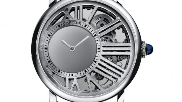 Cartier présente sa nouvelle Rotonde Squelette, un calibre 9983 MC sous un squelette détaillé et mystérieux ! Les aiguilles ne sont pas directement reliées au mouvement mais fixées à deux disques de saphir équipés d’une denture sur le pourtour