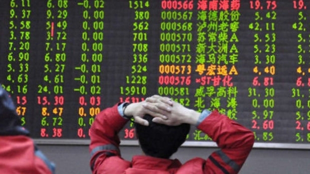 La Bourse de Shanghai a plongé de 7%, elle a fermé avant l'heure pour éviter un nouveau krach... la Chine fait trembler les marchés mondiaux... une prémisse de ce qui nous attend en 2016 ?