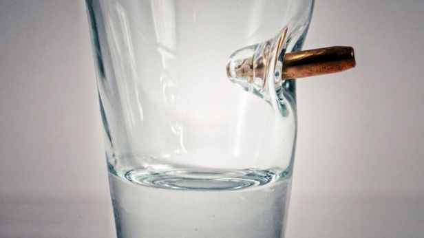 Créés à la main par BenShot, cet objet d'art est un verre à whisky « décoré » d’une vraie balle, semblant avoir échoué à le traverser !