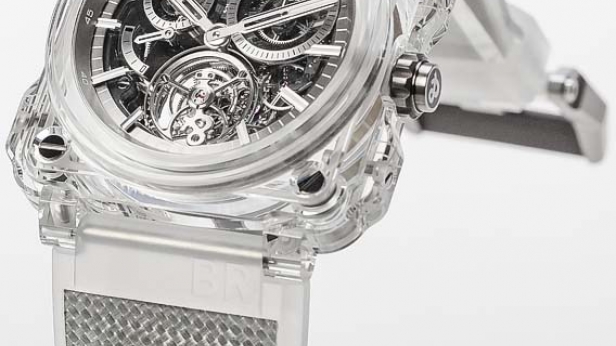 Bell & Ross surprend avec la BR-XI Chronograph Tourbillon Sapphire, une montre somptueuse constituée d’un boîtier en saphir transparent ! Limitée à 5 exemplaires