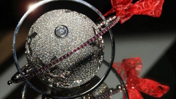 Noël approche et les objets les plus extravagants apparaissent : cette boule de sapin peut être considérée comme la plus chère du monde ! D'une valeur de 136.000 $, cette décoration est faite d’or blanc 18 carats, 1500 diamants et 188 rubis