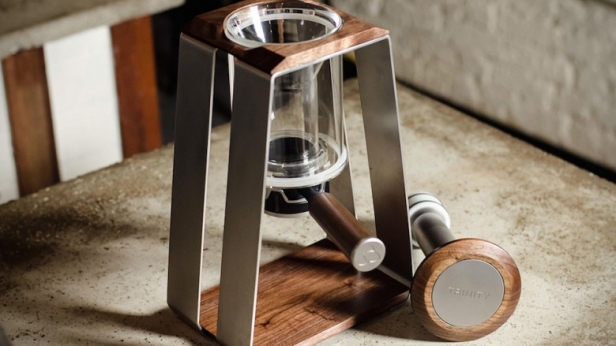 La Trinity One n’est pas une machine à café comme les autres - Composée de bois, de métal et de verre intègre, elle permet aussi de faire un café infusé à froid ! On peut désormais se l'offrir à 200 €