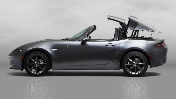 Mazda dévoile son nouveau MX-5 RF « Retractable Fastback » ! Ce nouveau modèle s'inspire de la Porsche 911 Targa et de certaines anciennes Ferrari décapotables
