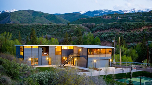 Du pré-fabriqué de luxe, ça existe ! Et c'est à Aspen, où la façade est majoritairement vitrée, pour profiter d'un paysage époustouflant