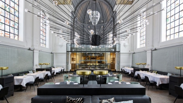 The Jane a été élu le plus beau restaurant du monde, édition 2015 ! Situé près d'Anvers en Belgique, c'était à l'origine une chapelle d’hôpital militaire, complètement transformée par le prestigieux architecte Piet Boon