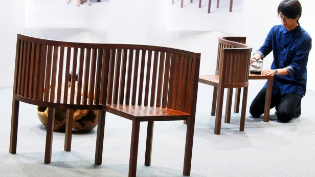 Un confident à 8 500 € ! Crée par le designer Alan Chan et exposée au salon international du meuble design de Hong Kong, cette chaise est la vedette des vitrines !