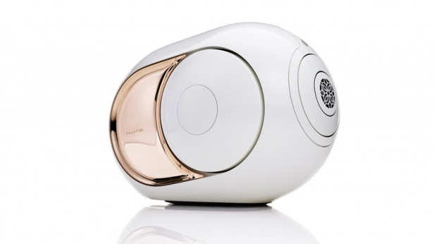 Devialet propose une évolution très haut de gamme de son enceinte phare, la Gold Phantom ! 4500 watts, un ampli, un tweeter en titane, et une bande passante entre 14 et 27 kHz...le tout pour la coquette somme de 2590€ !