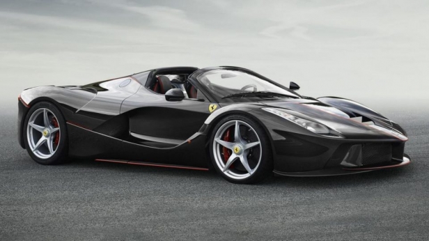 Ferrari vient de dévoiler les premières images de cette future version décapotable de son sublime coupé, LaFerrari Spider. Une Supercar qui totalise 963ch, et qui devrait être produit à 70 exemplaires seulement