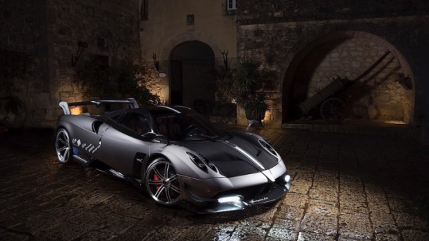 Pagani met à jour son Huayra, qui sera décliné dans une version Huayra BC à seulement 20 exemplaires ! 789 chevaux pour un couple de 1098 Nm, grâce à son moteur V12, le tout pour le prix de 2,3 millions d’euros.