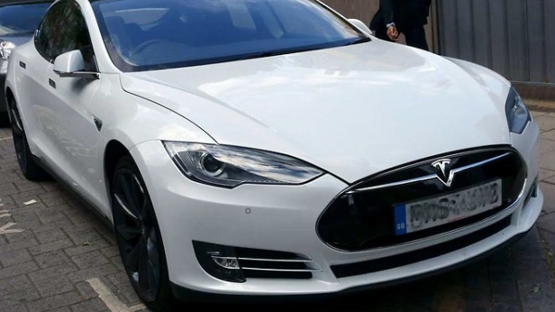 Tesla lance sa voiture autonome en Suisse