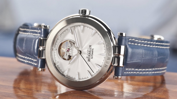Michel Herbelin s'inspire de la mer et présente sa nouvelle montre Newport Automatique Coeur Ouvert - Une création 100% française à 1490 euros