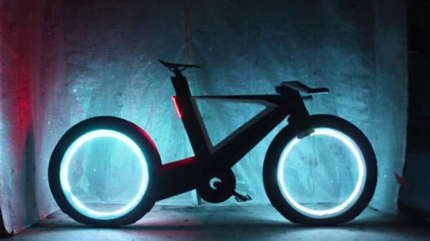 Le cyclotron est un concept de vélo futuriste: débarassé des moyeux et des rayons, il arrive à accroître son aérodynamique, et ce en limitant grandement l’utilisation de matériaux. Disponible à partir de 2017 à 999€