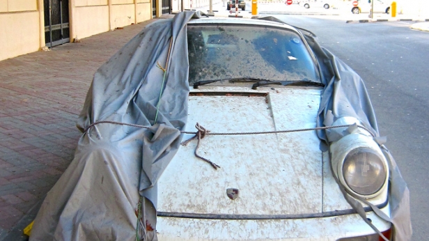 Conséquence insolite de la crise, des milliers de voitures de luxe abandonnées à Dubai par leurs propriétaires, endettés jusqu'au cou qui fuient le pays !