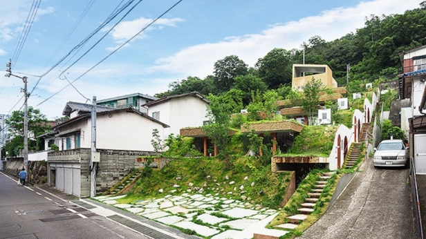 Le hobbit style gagne de la traction au Japon avec des constructions de maisons toujours plus créative