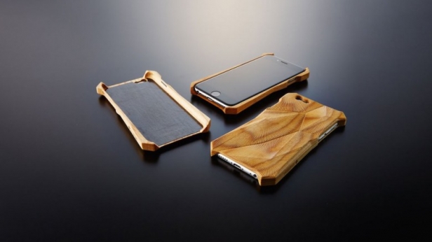 Simplism Hibiki, la coque en bois qui améliore la qualité sonore de l’iPhone ! Façonnée à la main en frêne blanc, par un artisan japonais, chaque exemple de la coque se veut unique. Comptez 340$