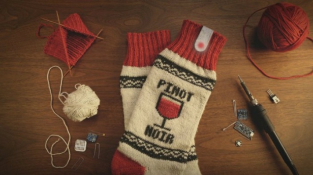 Les chaussettes connectées Netflix arrêtent la série que vous étiez en train de regarder quand elle détecte votre assoupissement ! Et vous pourrez même les choisir aux couleurs de votre série préférée....