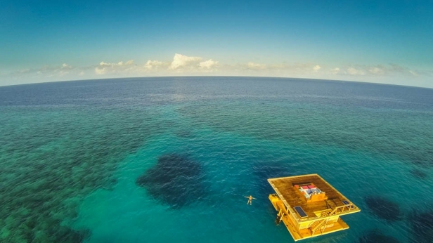 Une île flottante privée, votre chambre à 4m sous la surface, une mer sublime...c'est ce que vous offre le Manta Resort, en Tanzanie à 1 500$ la nuit ! Une expérience à vivre une fois dans sa vie !!