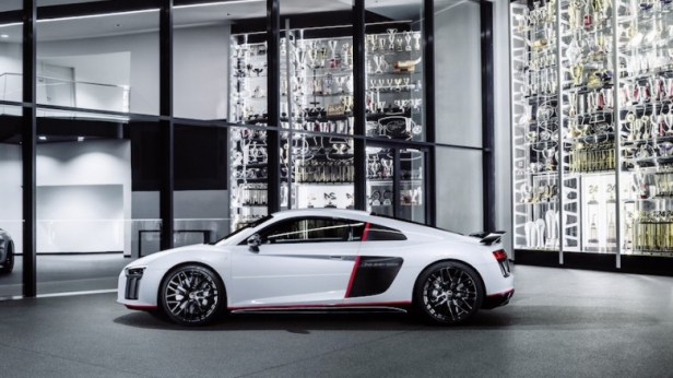 L’Audi R8 Coupé V10, rendant hommage aux performances de l’Audi R8 LMS, est une édition de luxe limitée à 24 exemplaires seulement à 229 000 euros le bolide