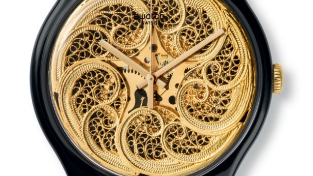 Swatch Lookseasy arbore un très beau cadran filigrane en métal fait à la main recouvert de PVD or. C'est la première Swatch Art Special, en édition limitée à 999 exemplaires. Proposée à 265 €