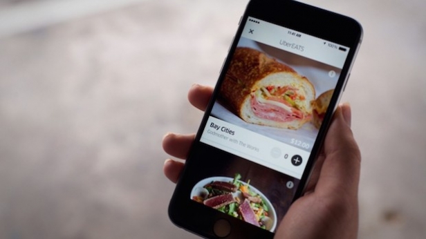 Uber contre attaque ! La jeune start-up compte se positionner sur le marché des livraisons de plats à domicile. Elle va lancer UberEATS, à Paris et dans une vingtaine de villes de France, très prochainement !