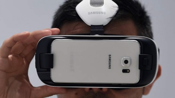 Les casques VR reliés aux smart phone explosent en vente. Samsung a livré en 2016 5 millions d'unités dont 98% l'utilisent avec un téléphone