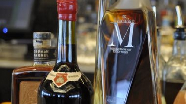 Évalué à 4.500 $ la bouteille, et vendu aux enchères à plus de 628 000 $, Macallan M est l'un des whiskys les plus chères au monde ! A New York, vous pouvez le déguster au bar Sixtyfive à 825 $ le verre !