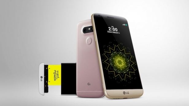 LG a présenté son smartphone du future, le G5: un mobile modulaire, qui permet de retirer la batterie ou bien de remplacer la partie basse du téléphone pour y « clipser » un module baptisé Cam Plus et une seconde batterie de 1 200 mAh