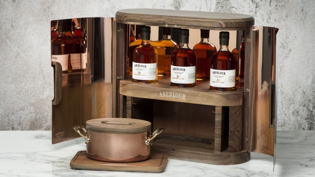 Aberlour propose son coffret Aberlour Taste of Malt, avec 3 whiskies d’exception de 18, 22 et 35 ans d’âge ayant tous fait l’objet d’une double maturation. Le coffret est en vente chez les meilleurs cavistes à 3 300 €
