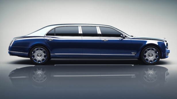 Bentley a présenté la nouvelle itération de sa Mulsanne Grand Limo: plus longue d’1 m et plus haute de 79 mm que sa limousine d'origine, représentant le mieux l’idée de « luxe à l’anglaise ».