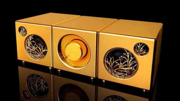 Ce River’s Tone est un système audio entièrement composé d’or et décoré de diamants: 25 kg d'or pur et un signal audio incroyablement clair et presque transparent ! Il sera facturé facturé 5 millions de dollars