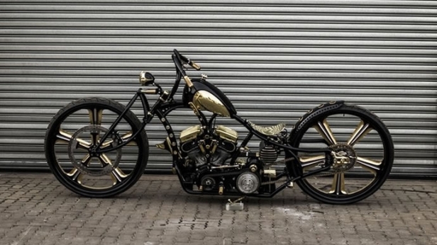Une moto en or avec des roues de 76 cm, c'est la dernière création de LJ Miller. Un seul exemplaire exposé à Abu Dhabi, à 250 000 $ !