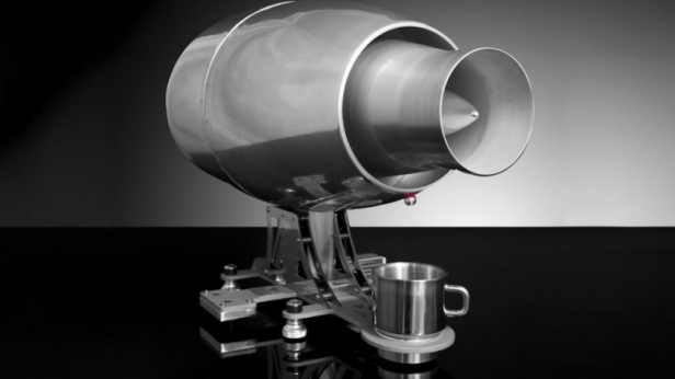 Cette création de Mastrogiuseppe est une machine à expresso dont le design s’apparente à celui d’un réacteur d’avion ! L’Aviatore Veloce a été édité en 100 pièces seulement