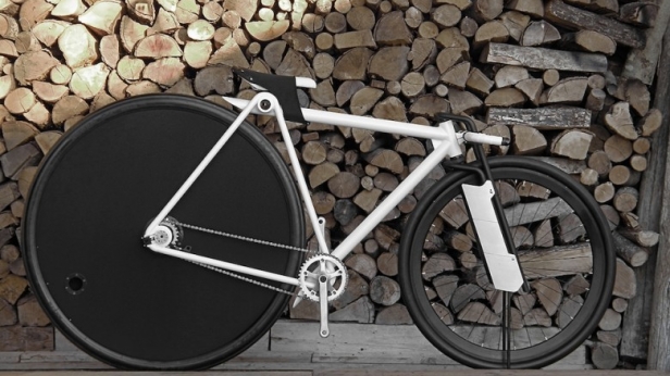 Le 36/28 Postale est un concept de vélo aux roues asymétriques, dévoilé par le designer italien Paolo De Giusti. Son cadre en PVC et en fibre de carbone imprimé en 3D ajoute à son originalité et à son ergonomie inégalée