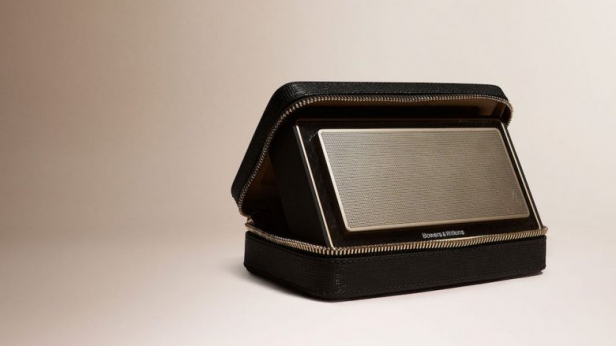 L’enceinte T7 Gold Edition est une enceinte nomade, résultat d’une collaboration entre Bowers & Wilkins et Burberry ! Une finition impeccable, une autonomie de 18h et la puissance au RDV... Un luxe qui se paye 775€