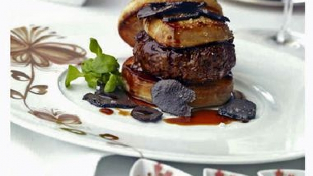 Un plat qui vaut son pesant d'or ! Le FleurBurger 5000 est préparé à base de truffe noire, foie gras et viande de Kobe, accompagné d'une bouteille de Château Petrus ! A 5000 $ le sandwich, les verres vous seront livrés chez vous après dîner !