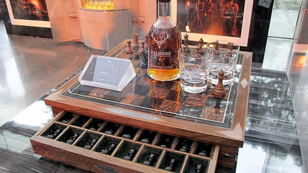 La collaboration entre l'armurier Britannique Holland & Holland et le fabricant de whisky Ecossais The Dalmore a donné naissance à ce jeu d’échec d'exception, 21 exemplaires vendu chez Harrods à 20.000 $