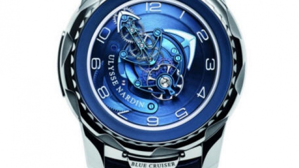 Le Freak Blue Cruiser est la nouvelle montre avant-gardiste d'Ulysse Nardin, sans cadran, ni aiguilles ! Elle adopte un style nautique, avec le pont supérieur à la forme d’ancre et la lunette aux cannelures aquatiques. Proposée à 89 000 €