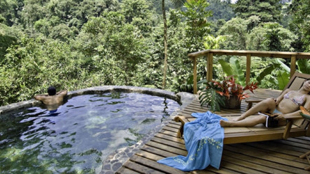 Quelques jours d'évasion au Costa Rica, au milieu de 25.000 hectares de forêt tropicale primaire, le Pacuare Jungle Lodge vous offre un cadre unique avec cascades et rivière, et des lodges avec piscines privatives surplombant des paysages magnifiques